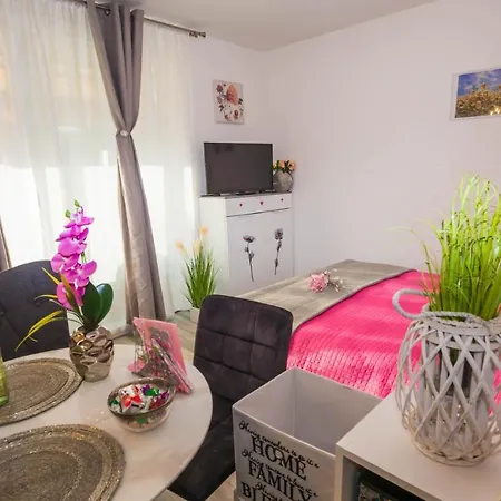 Mary & Private Free Parking Apartment *