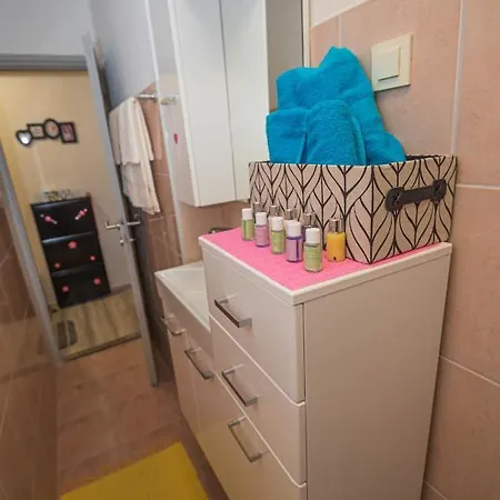 Mary & Private Free Parking Apartment *