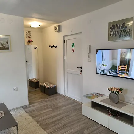 Mary & Private Free Parking Apartment